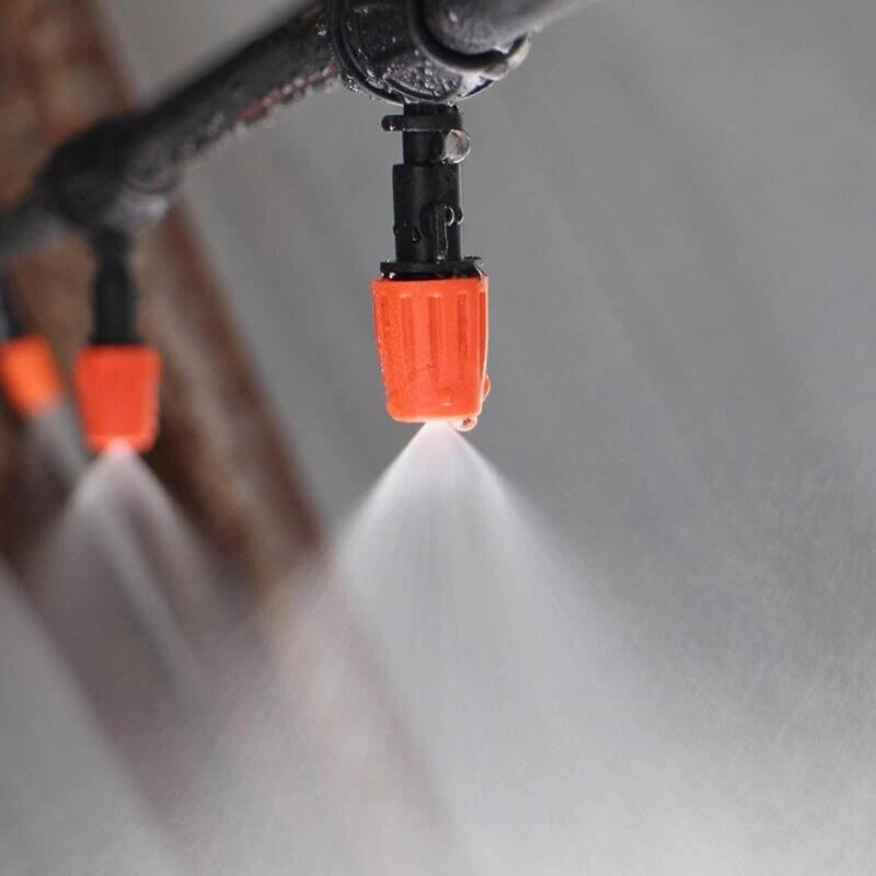 Automatisch irrigatiesysteem met meerdere sproeiers in een groene tuin, voor efficiënte waterbesparing.