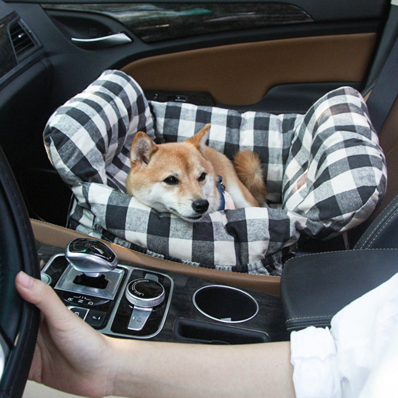 TravelPaw honden reismand veilig bevestigd in auto. Comfortabele hondenmand met riemhaken voor huisdieren.