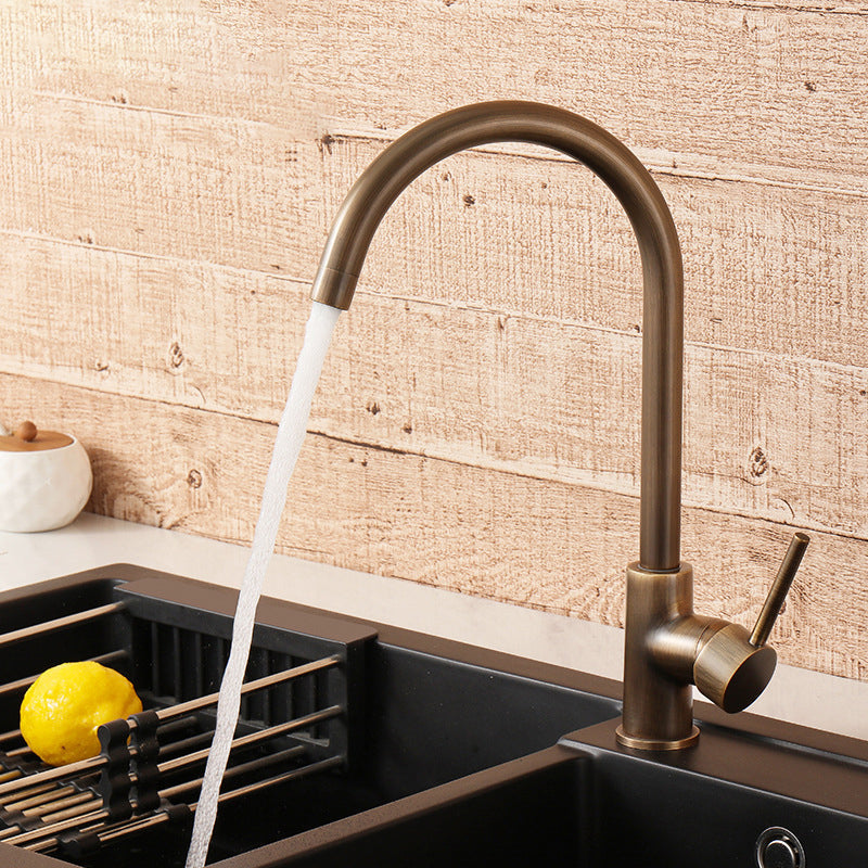 Antieke messing keukenkraan met goudkleurig design en enkele hendel. Luxe en functioneel sanitair.