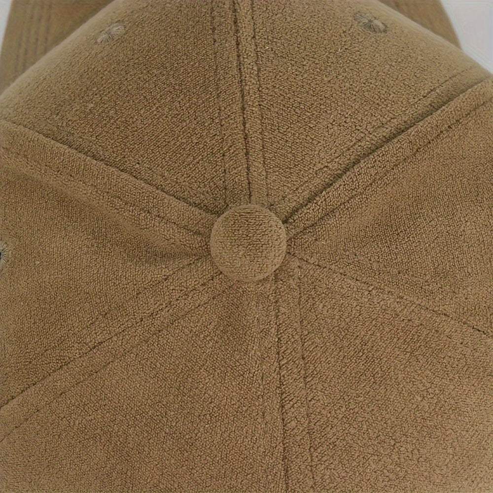 Man draagt een stijlvolle suède pet, ideaal als trendy hoofddeksel voor elke gelegenheid.