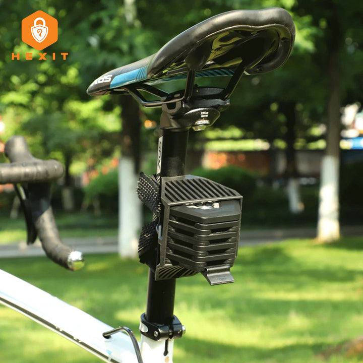 Opgevouwen staalslot beveiligt fiets tegen diefstal. Robuust, lichtgewicht en compact voor elke rit.