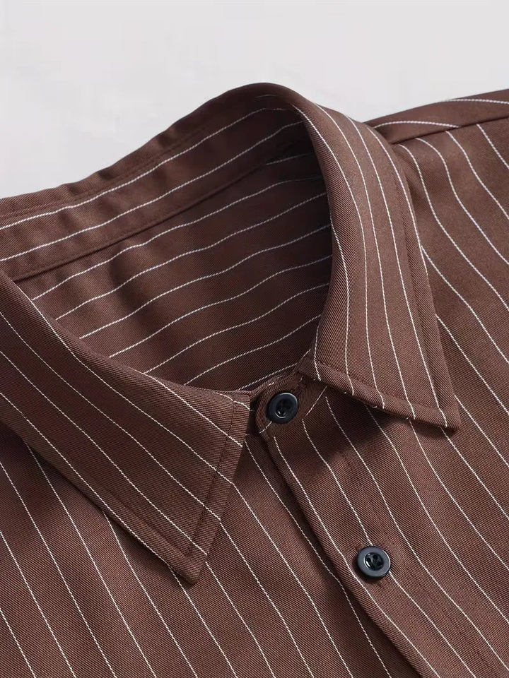 Trendy bruin gestreept heren overhemd, slim fit met V-hals en lange mouwen. Geschikt voor smart casual gelegenheden.