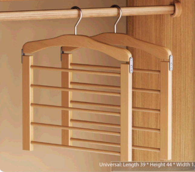 Gedetailleerde weergave van een houten multifunctionele broekhanger, vol met diverse kledingstukken.