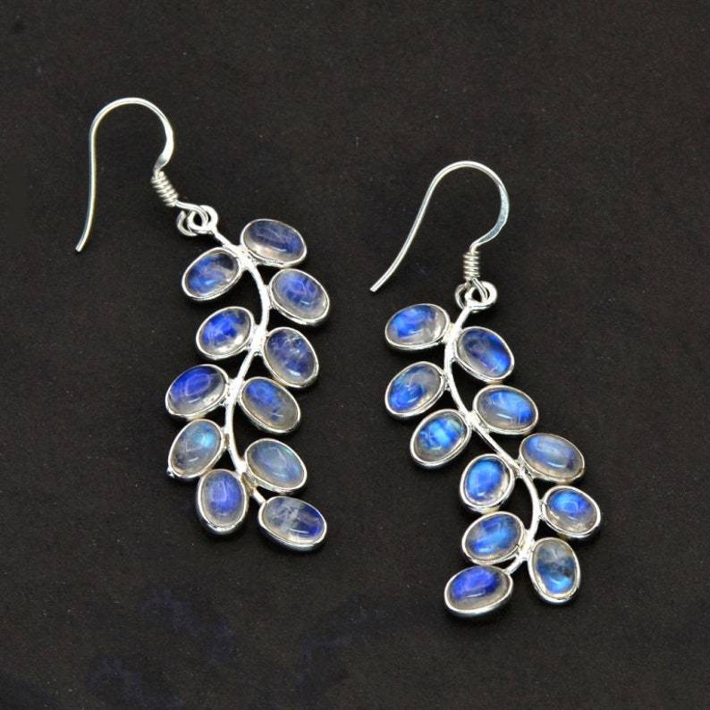 Elegante dames oorbellen met glanzende maansteen, perfect voor een mystieke touch. Zilveren sieraden.