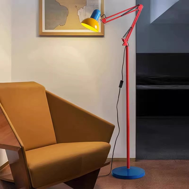 Kleurrijke design vloerlamp van ijzer, halve koepel, perfect als sfeer- of leeslamp in slaapkamer.