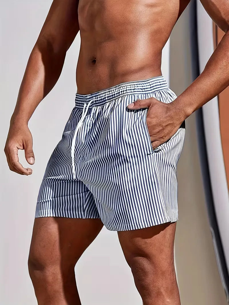 Heren zwemshorts met trendy blauw-roze streepdessin voor zomerse dagen aan strand of zwembad.