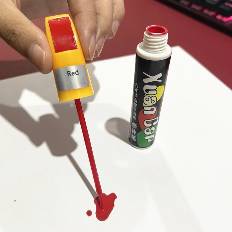 Waterbestendige autolakstift voor duurzaam krasherstel en langdurig glansherstel.