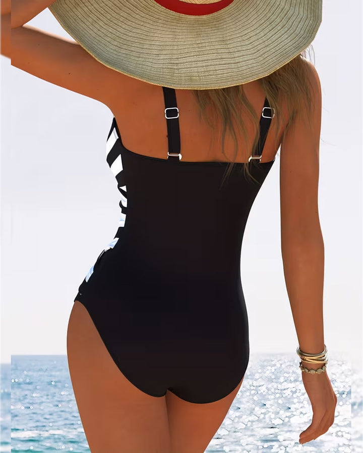 Rood flatterend damesbadpak, stijlvolle V-hals, perfect voor strandmode en zwembad.