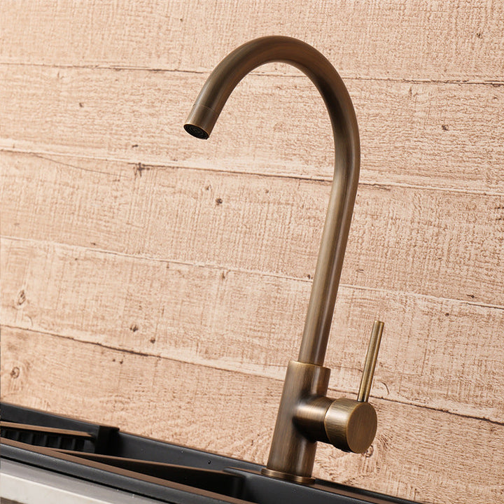 Waterbesparende antieke keukenkraan, goudkleurig messing met enkele hendel. Draaibaar voor optimaal gebruiksgemak in de keuken.