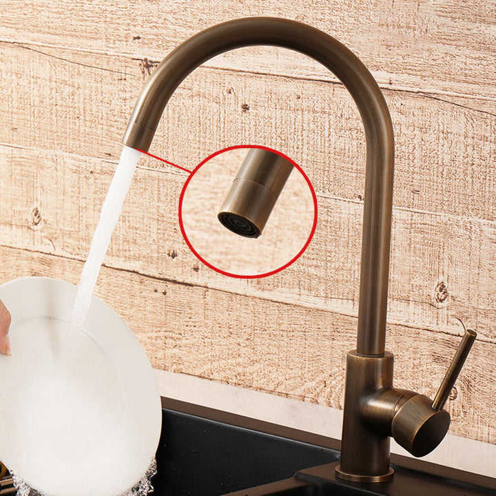 Elegante antieke goudkleurige keukenkraan, gemaakt van messing. Enkele hendel voor waterbesparing, perfect voor luxe keukens.