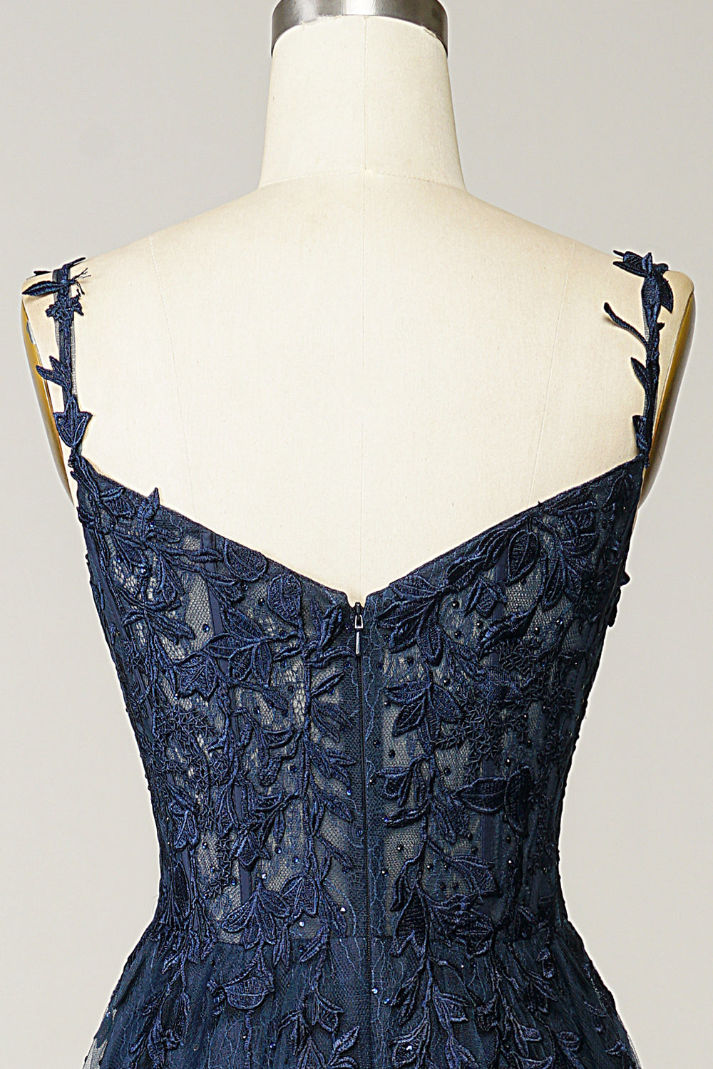 Roze A-lijn feestjurk voor dames, comfortabel en elegant, met delicate applicaties en dunne bandjes.