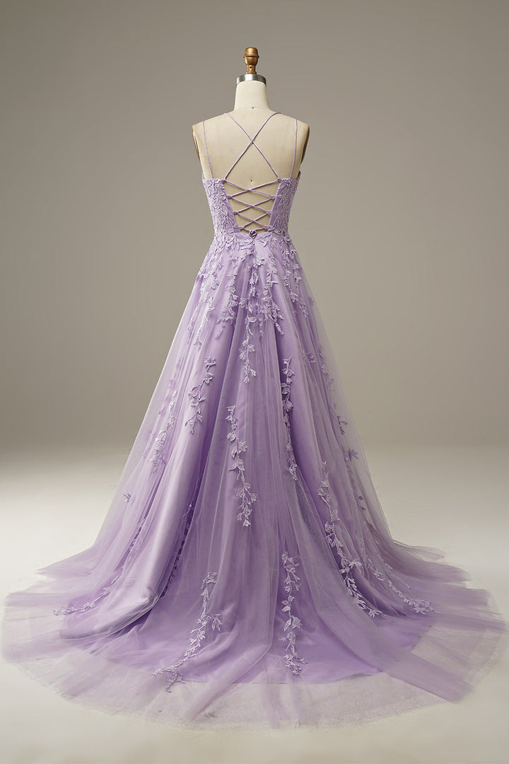 Elegante Victoria galajurk van tule voor dames, met verfijnde applicaties. Ideale feestjurk.