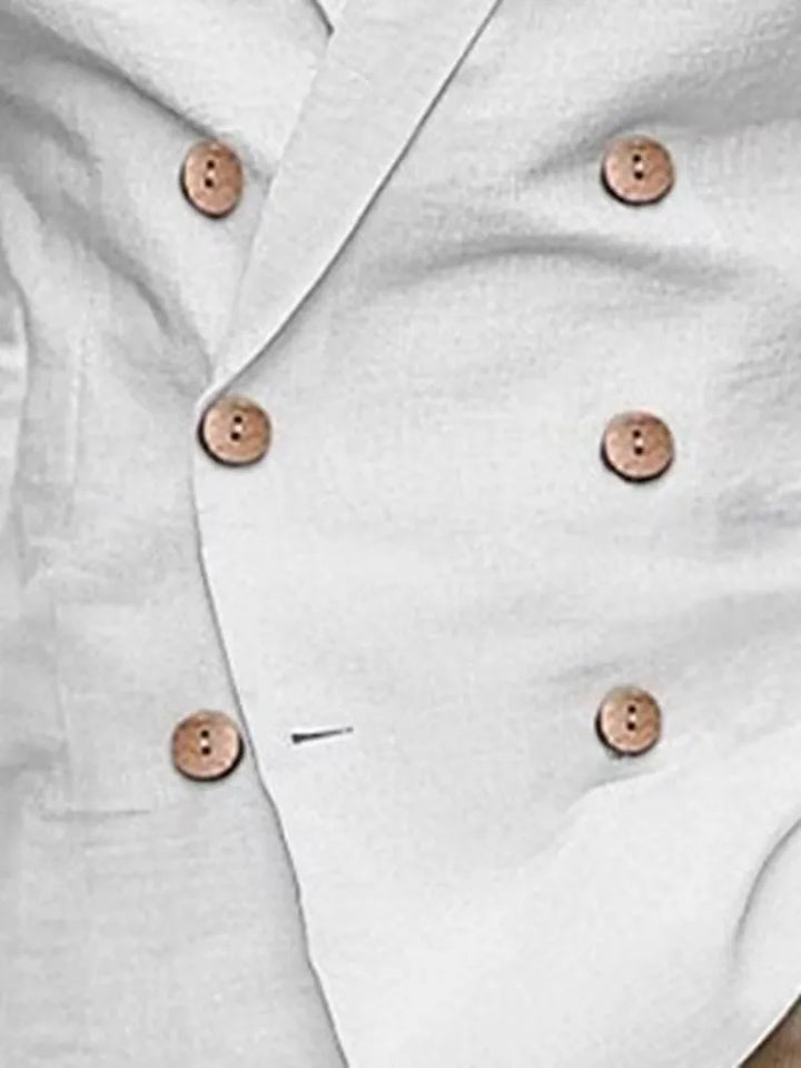 Moderne slim fit herenblazer voor de zomer, gemaakt van ademend linnen met stijlvolle houten knopen en lange mouwen.