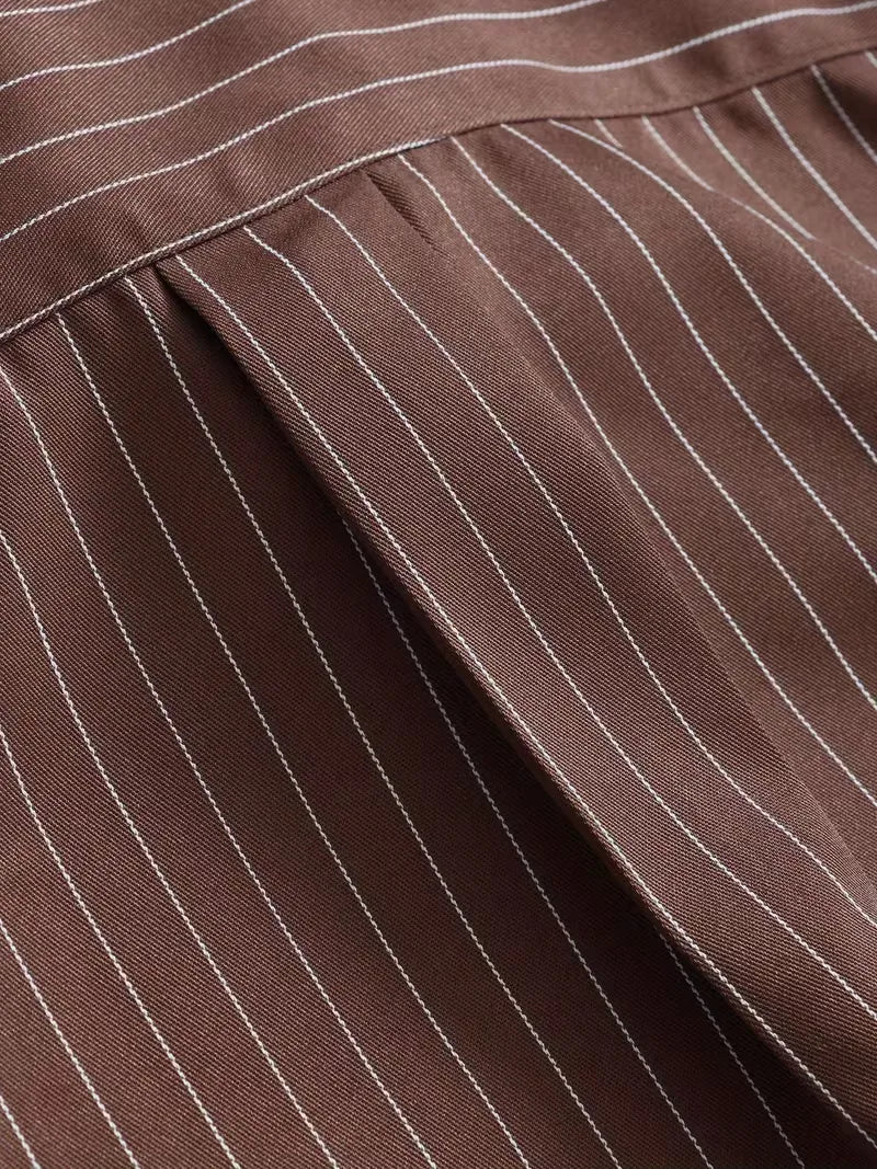 Chique slim fit heren overhemd met V-hals en lange mouwen, bruin gestreept design. Veelzijdig voor smart casual.