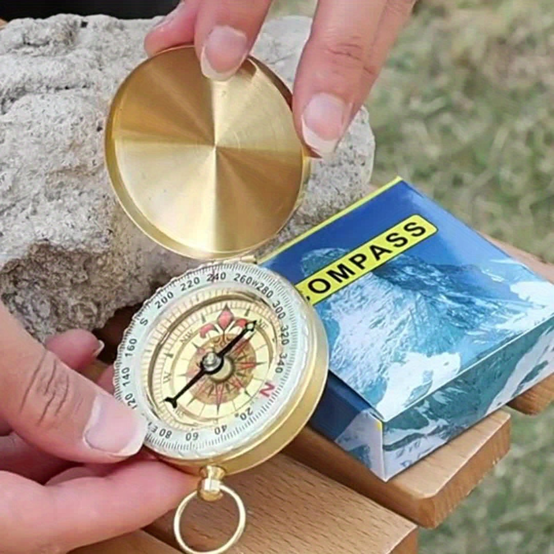 Compact koperen survival kompas, ideaal voor backpackers en avonturiers; waterbestendig en met lichtgevende wijzerplaat.