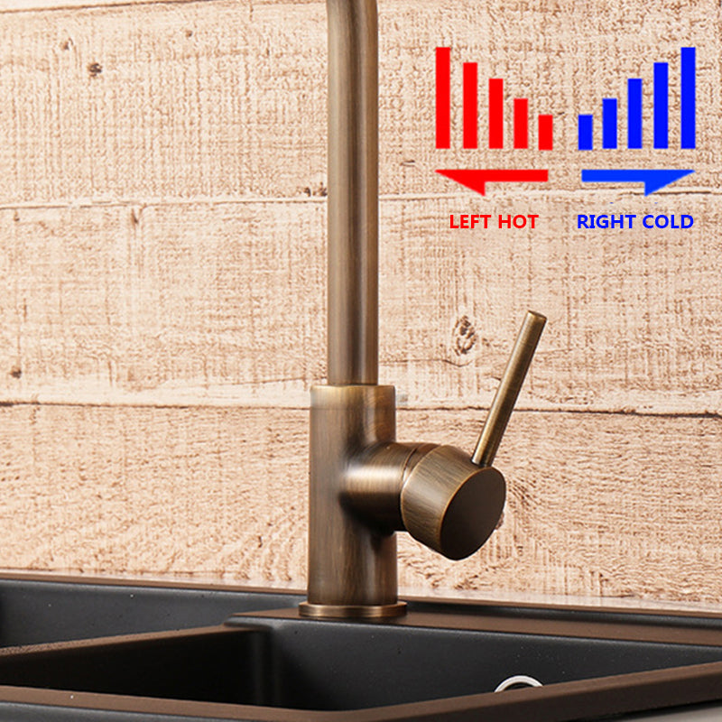 Draaibare antieke messing keukenkraan, goudkleurig, enkele hendel. Luxe design en waterbesparend voor moderne keukens.