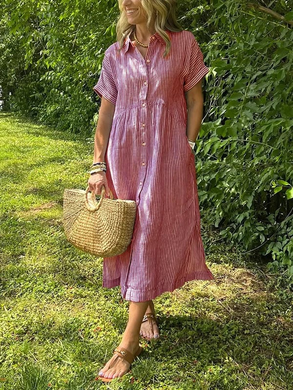 Model draagt casual gestreepte blousejurk, perfect voor een lente dagje uit of ontspannen zomer.