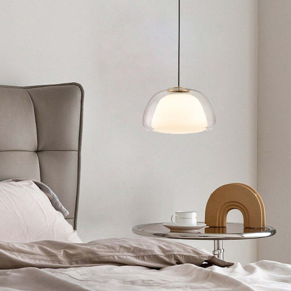 Moderne eetkamer hanglamp, jelly design, helder glazen kap; functioneel en decoratief.