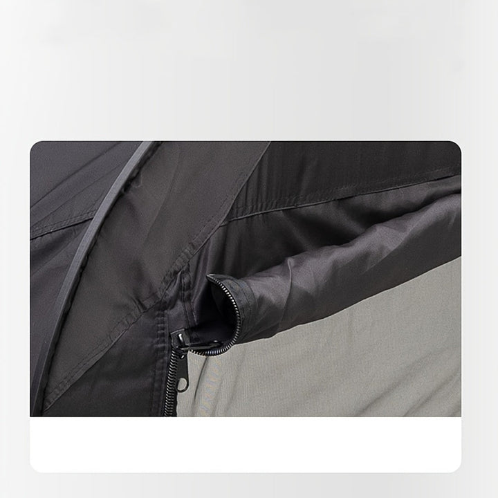 Opvouwbaar tentbed CozyNest biedt bescherming en een rustige slaapplek, zowel binnen als buiten.