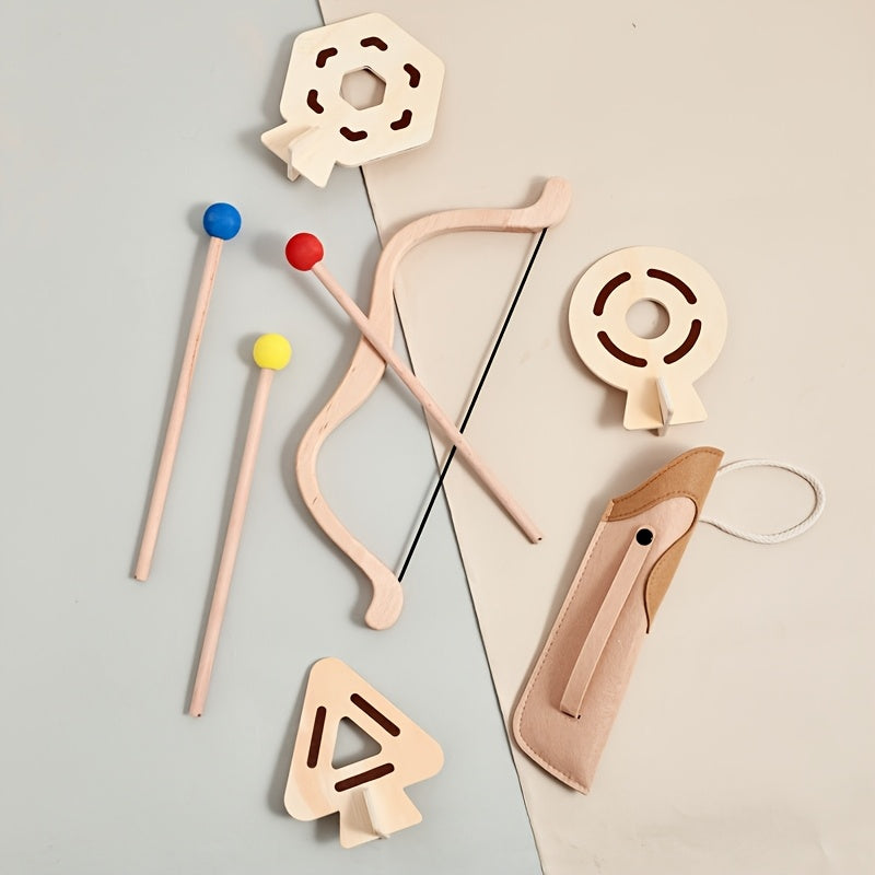 Kind speelt buiten met de veilige houten kinderboog en pijlset. Ideaal buitenspeelgoed voor actieve fantasie.