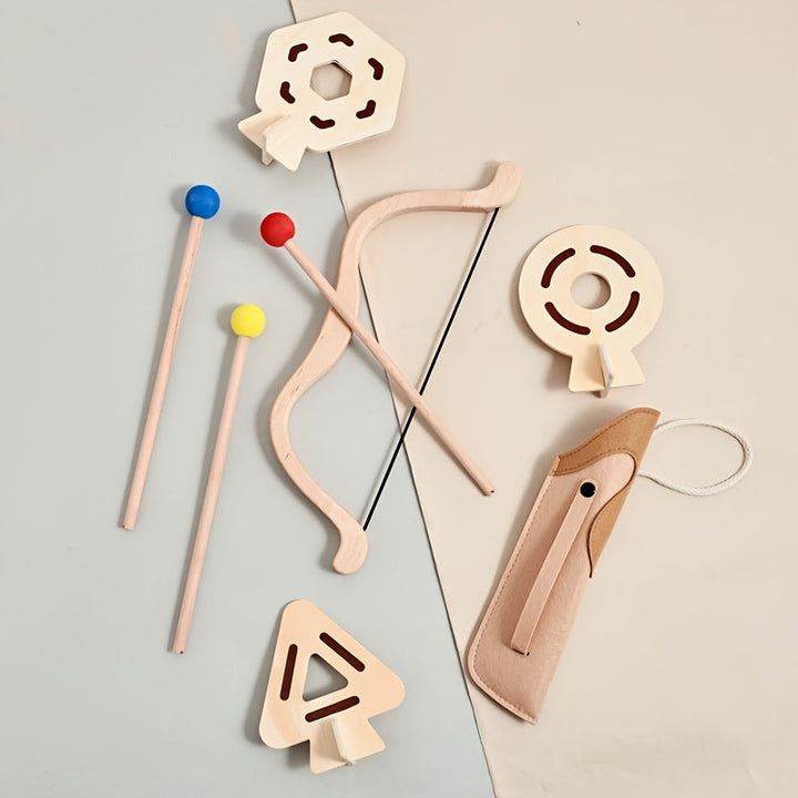 Kind speelt buiten met de veilige houten kinderboog en pijlset. Ideaal buitenspeelgoed voor actieve fantasie.