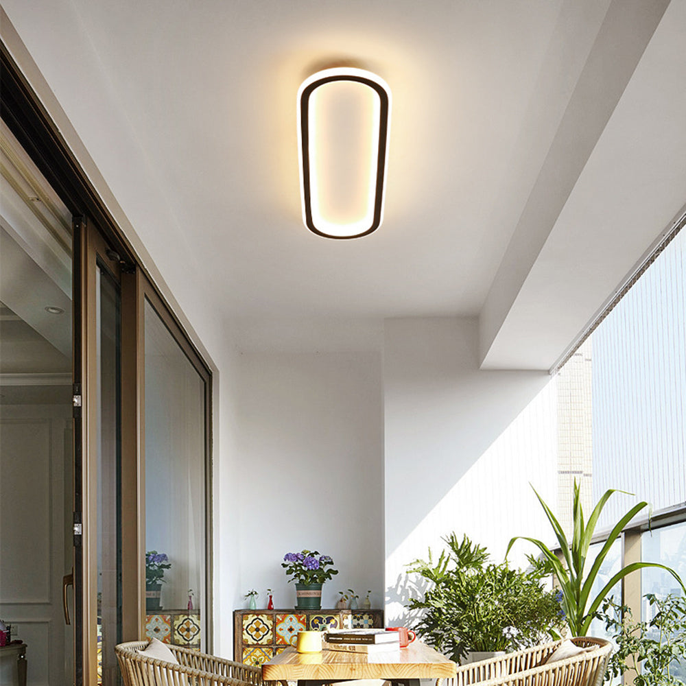 Zwart/gouden elliptische LED plafondlamp; minimalistisch en modern design voor elke ruimte. (90)