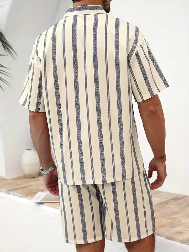 Comfortabele abrikoos gestreepte heren V-hals overhemd & shorts set voor een relaxte zomer.