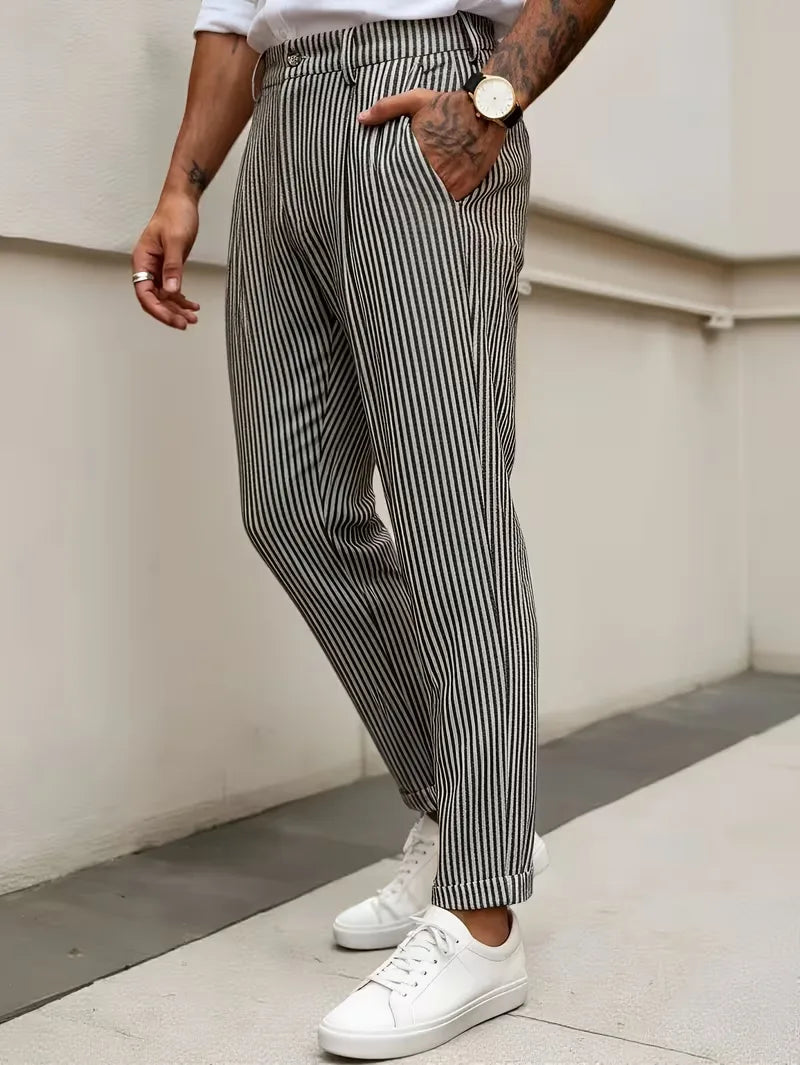 Comfortabele gestreepte cropped herenbroek. Modieuze mid-rise straight leg pantalon met zakken, perfect voor casual.
