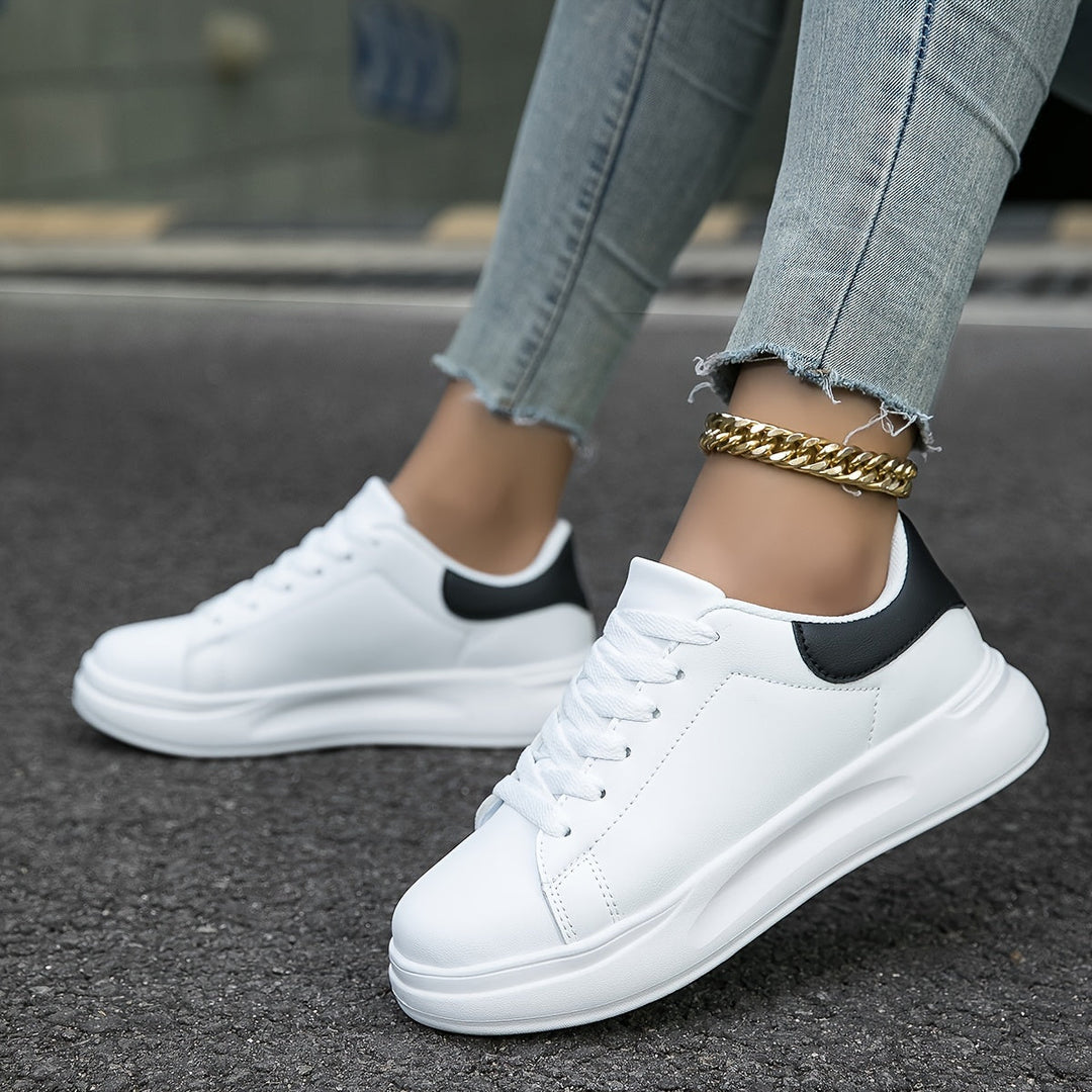 Modieuze witte orthopedische damessneakers, lichtgewicht en ideaal voor elke outfit.