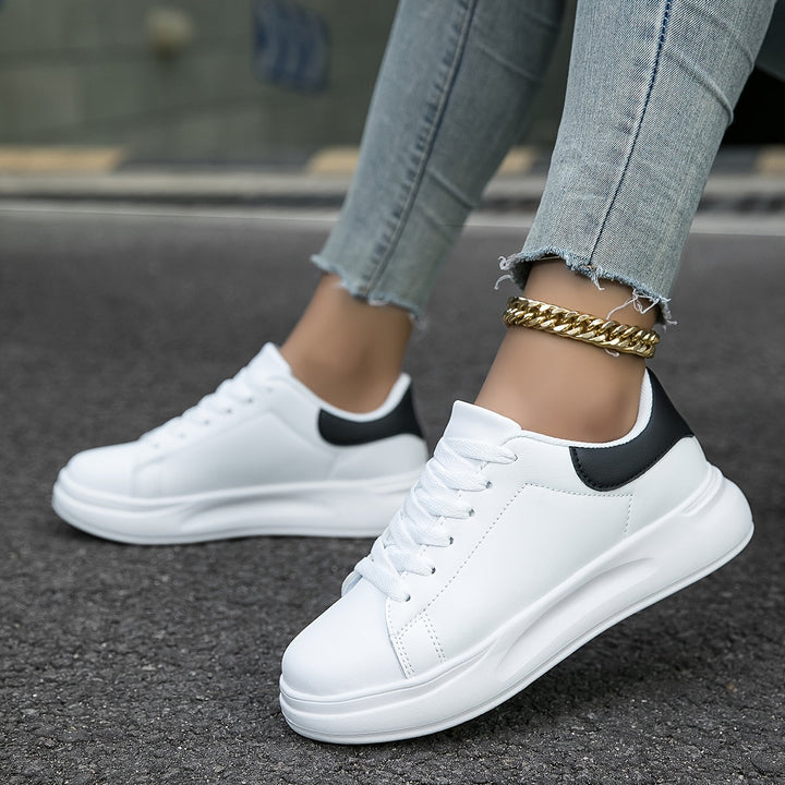 Modieuze witte orthopedische damessneakers, lichtgewicht en ideaal voor elke outfit.