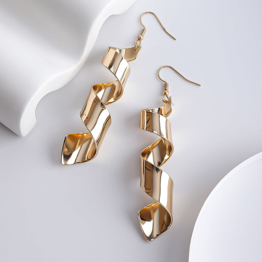 Unieke damesoorbellen met organische gouden vormen. Moderne minimalistische oorringen, perfecte accessoires voor elke vrouw.