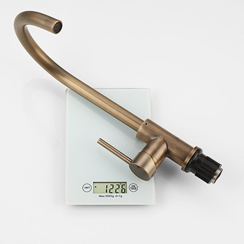 Goudkleurige messing keukenkraan met antiek design. Voorzien van enkele hendel voor precieze watercontrole en sanitair.