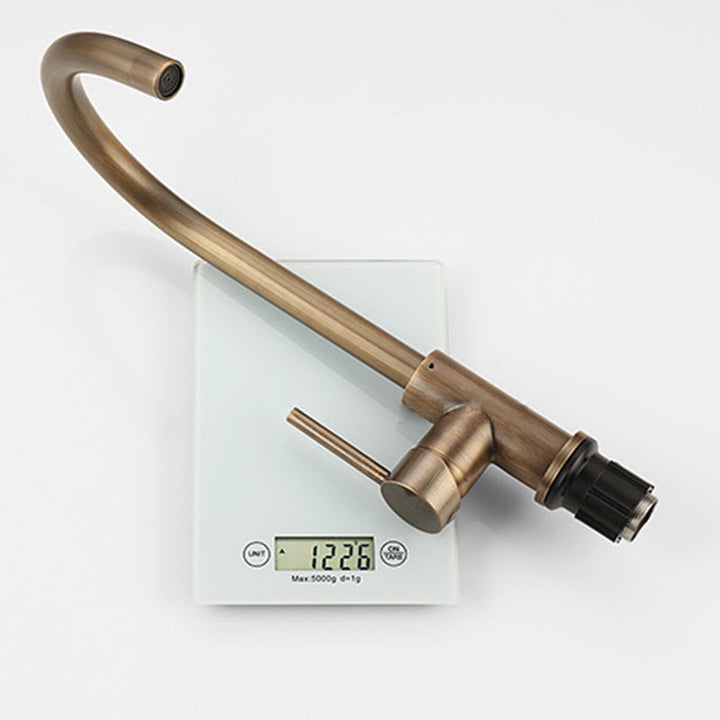 Goudkleurige messing keukenkraan met antiek design. Voorzien van enkele hendel voor precieze watercontrole en sanitair.