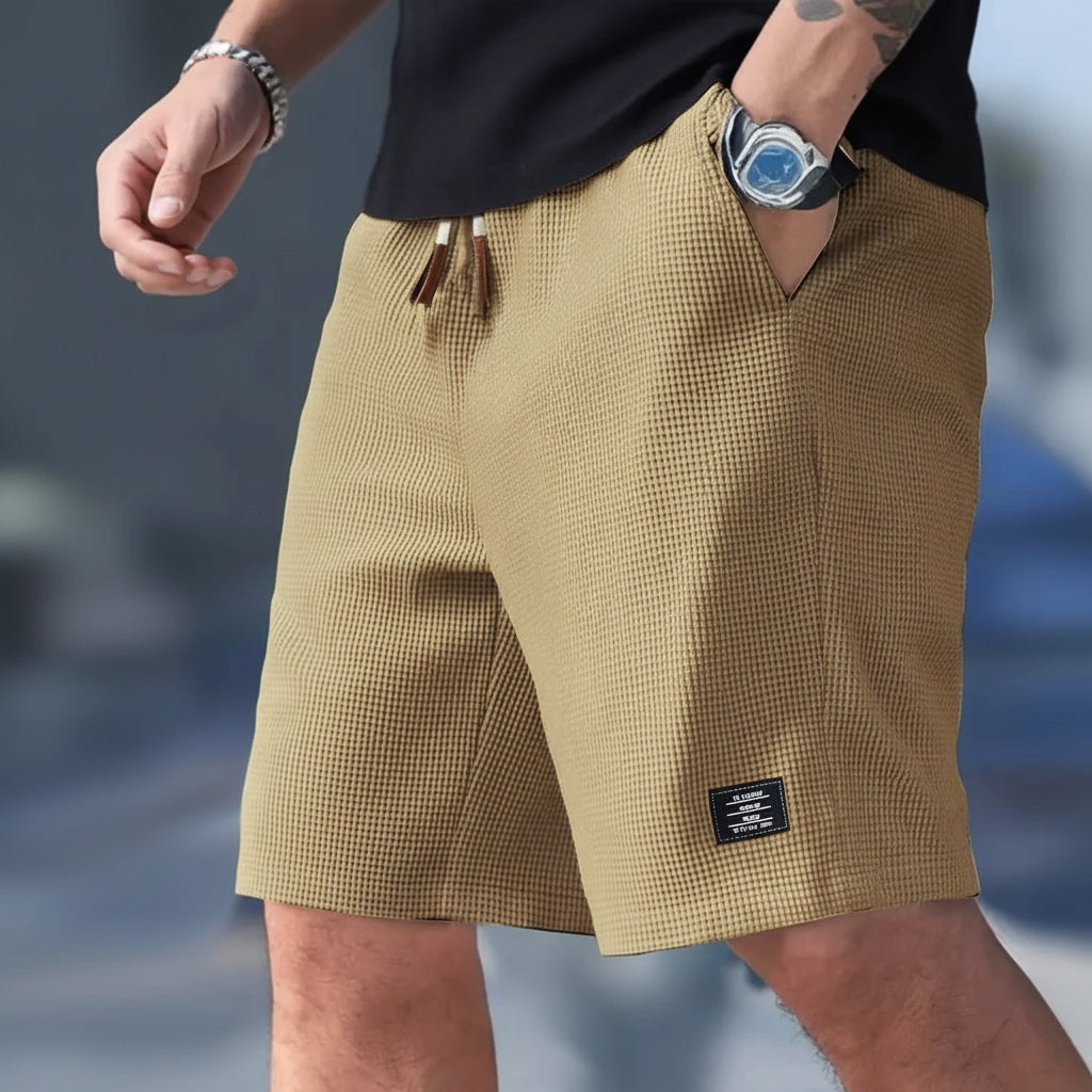 Sportieve heren sportshort CJ26 met wijde pijpen, trekkoord en praktische zakken, voor actieve dagen.