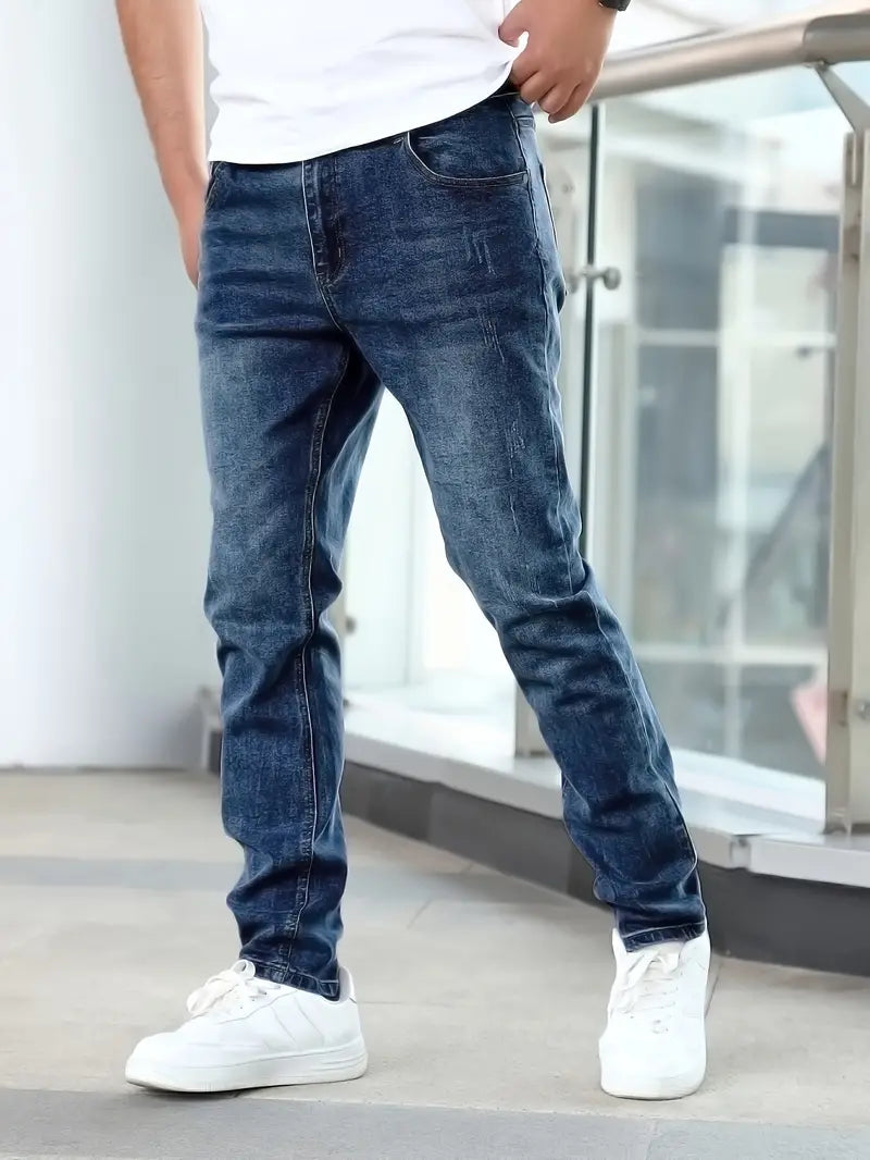 De Heren Jeans Liam, een comfortabele en stijlvolle spijkerbroek met moderne pasvorm, perfect voor casual herenmode.