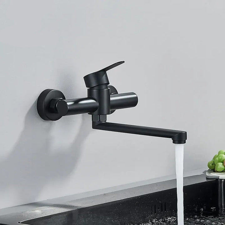 Moderne wandgemonteerde RVS keukenkraan met 360° draaibare uitloop en dubbele hendels voor warm/koud water.
