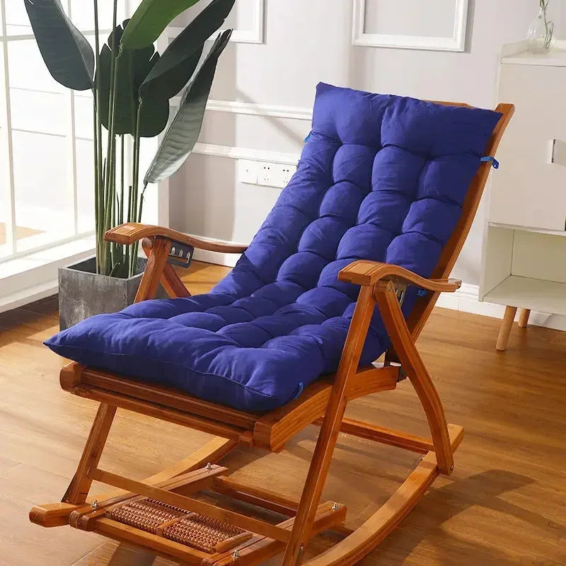 Kleurrijk schommelstoel kussen, een decoratieve woonaccessoire voor comfort.
