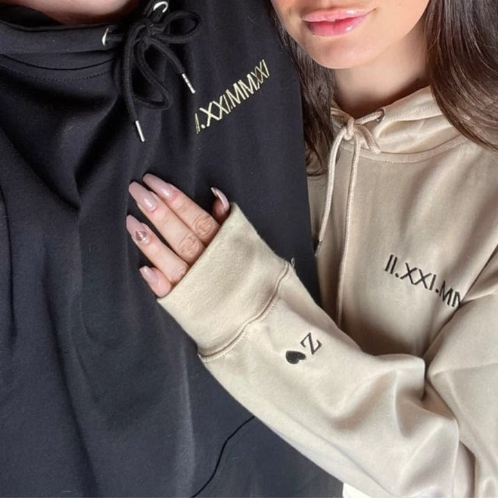 Unisex koppelhoodie met gepersonaliseerd liefdesverhaal, ideaal valentijnscadeau.