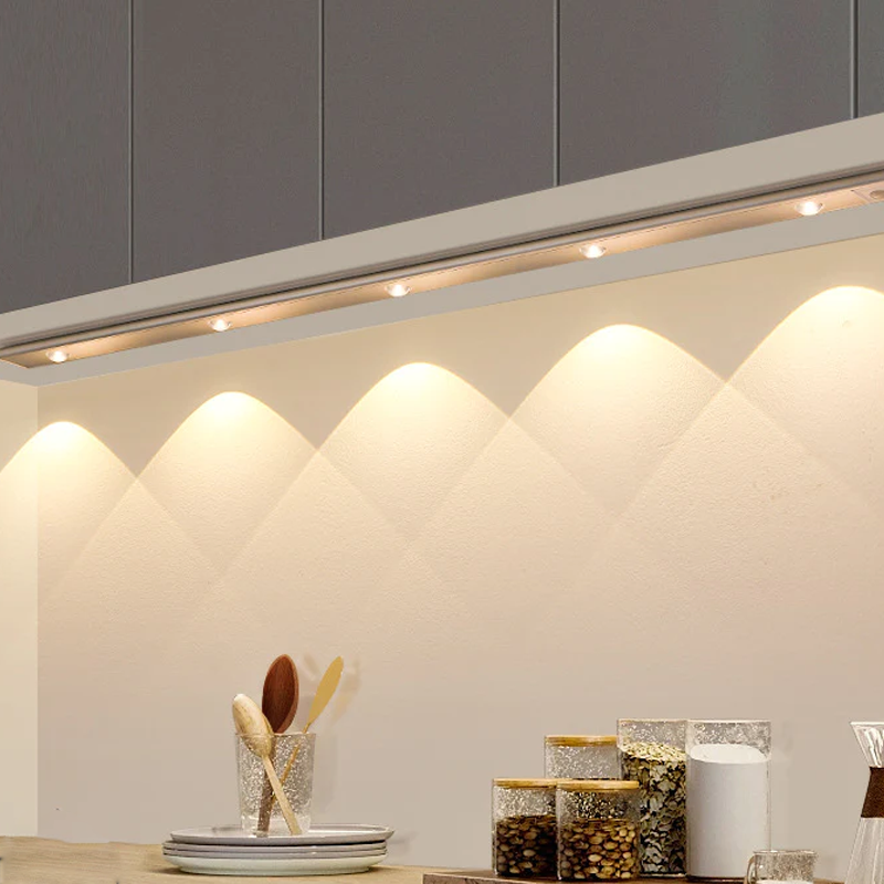 Moderne LED wandlamp met bewegingssensor, ideaal voor interieur en sfeervolle, draadloze verlichting.