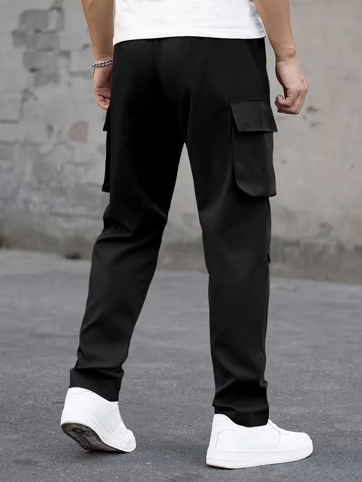 Stijlvolle zwarte heren cargo broek, elastische tailleband voor ultiem comfort.