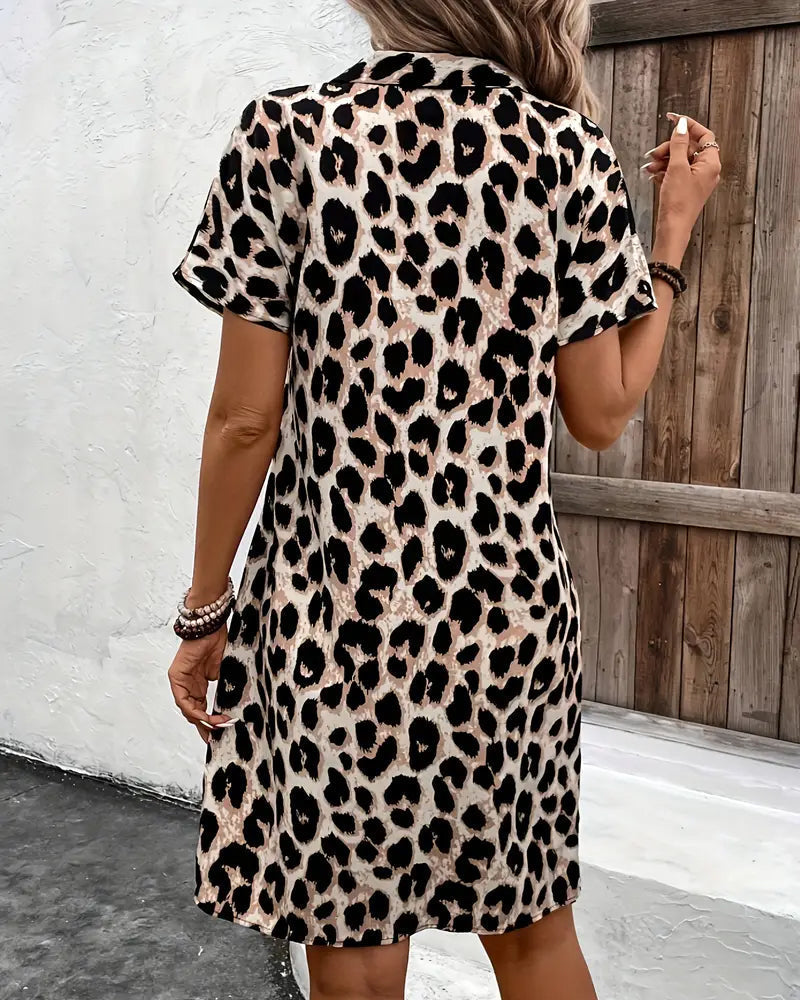 Dames korte jurk met elegante luipaardprint, trendy en stijlvol voor zowel feest als avond.
