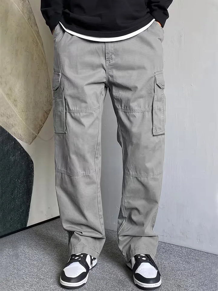 Zwarte heren straight fit cargo broek met klepzakken, ideaal voor casual en streetwear outfits.