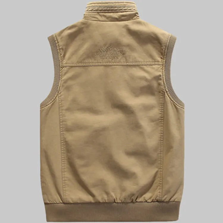 Heren vintage outdoor vest Elias met diverse praktische zakken, ideaal voor wandelen en vrije tijd in de herfst.