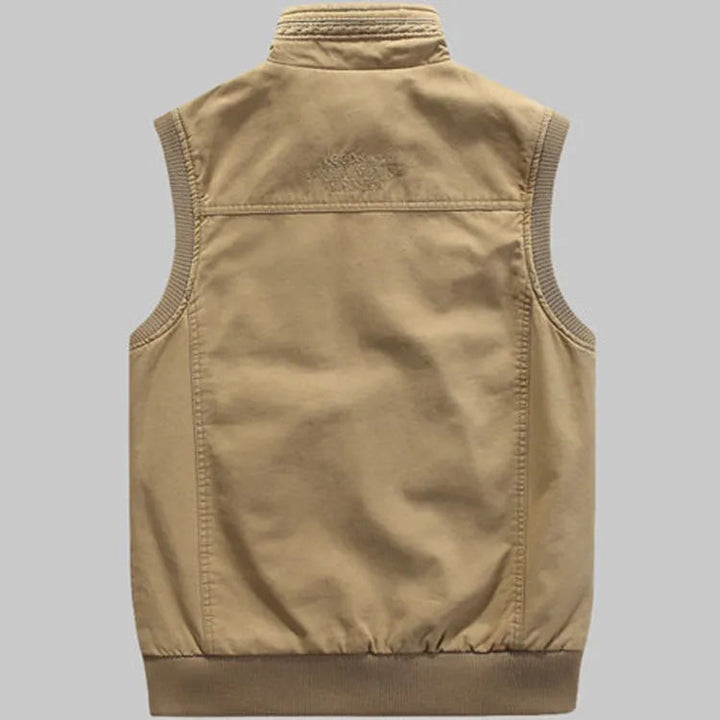 Heren vintage outdoor vest Elias met diverse praktische zakken, ideaal voor wandelen en vrije tijd in de herfst.