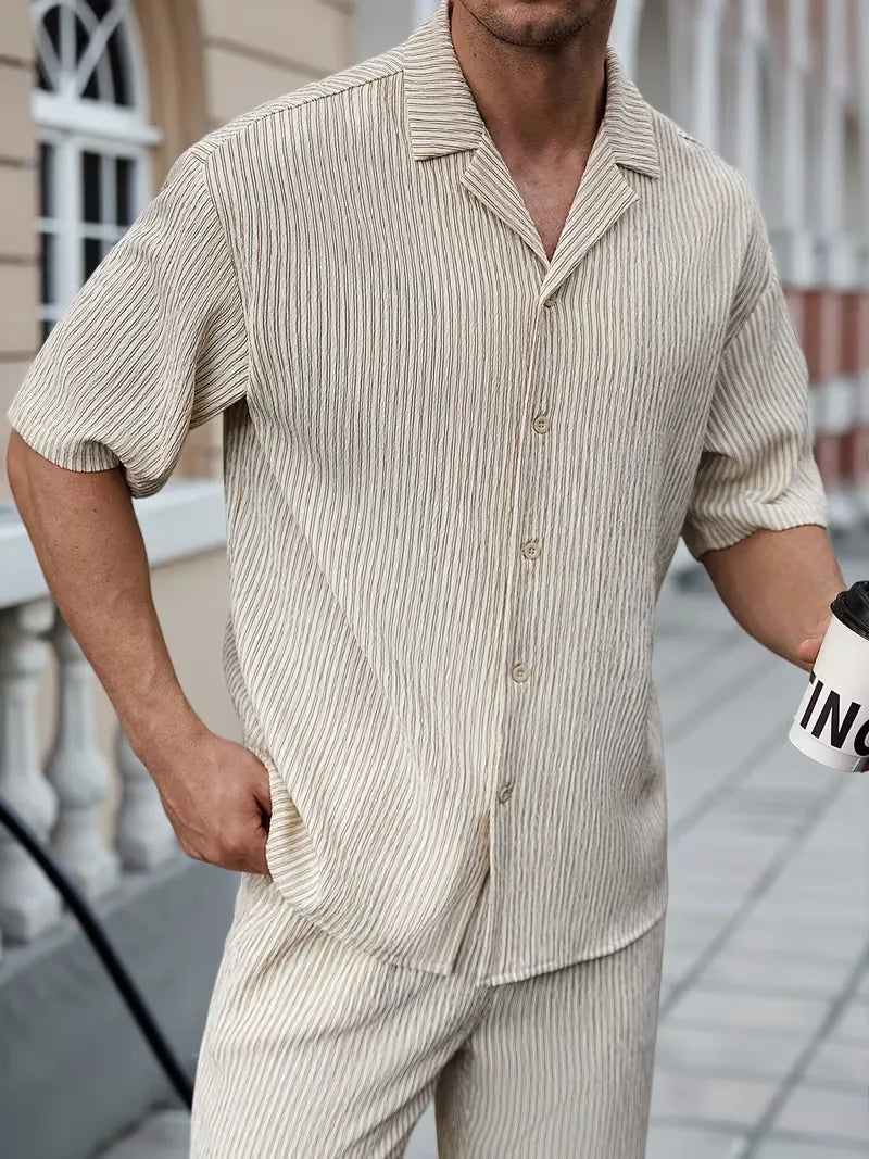 Comfortabele beige heren zomer kledingset, tweedelig met V-hals shirt & broek, perfect voor warme dagen en vakantie.