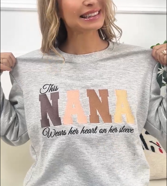 Comfortabele dameskleding: geborduurde sweatshirt met gepersonaliseerde namen.