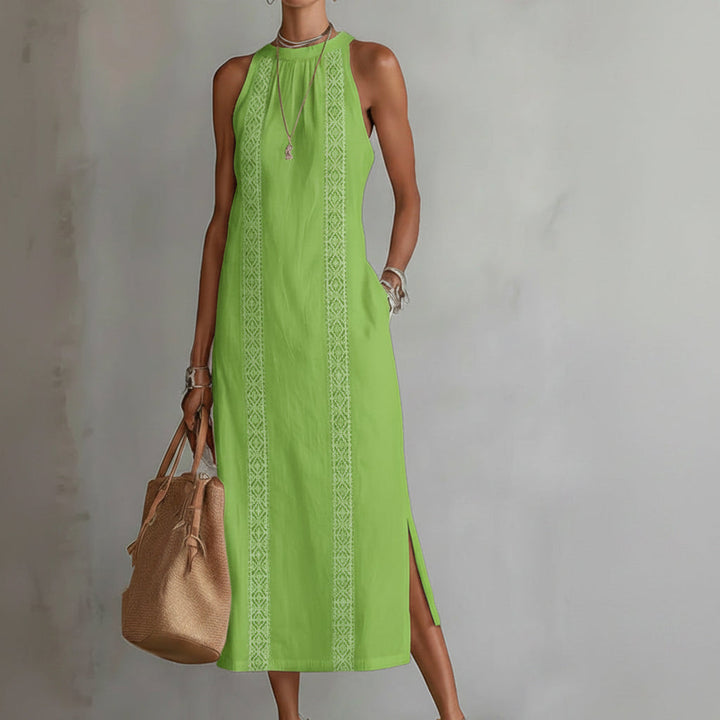 Modieuze dames jurk: mouwloze halternek zomerjurk met verfijnd kanten patchwork. Trendy damesmode.