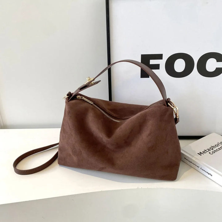 Dames suède schoudertas met retro uitstraling, veelzijdig en elegant mode-accessoire voor dagelijks gebruik.