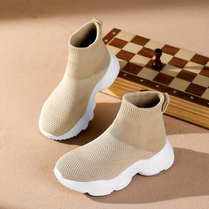 Vooraanzicht van comfortabele instap kinder sokschoenen, geschikt voor jongens en meisjes.