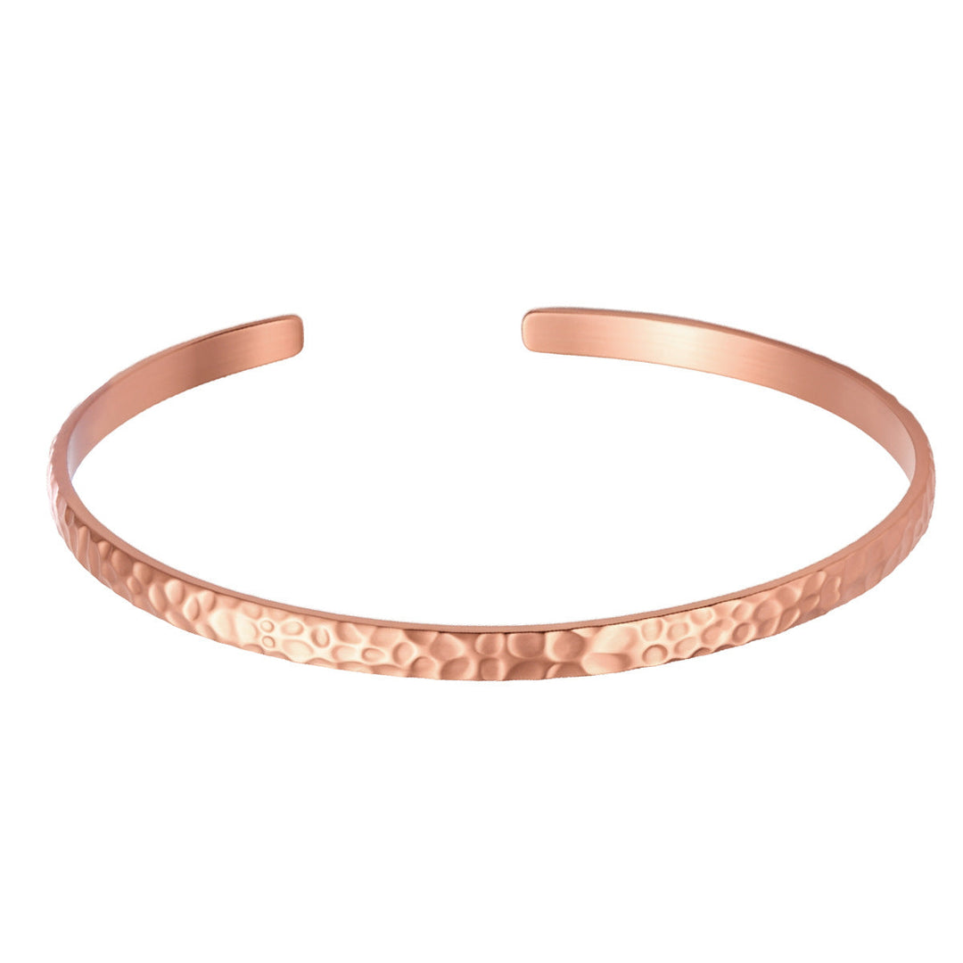 Glanzende roodkoperen enkelband, unisex en verstelbaar, met open manchet, ideaal als enkeljuweel.